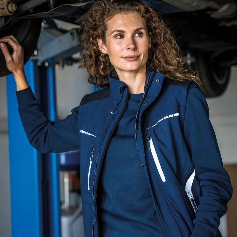 Leibwächter Flex-Line: blaue Arbeitsweste und Oberteil im Werkstattumfeld
